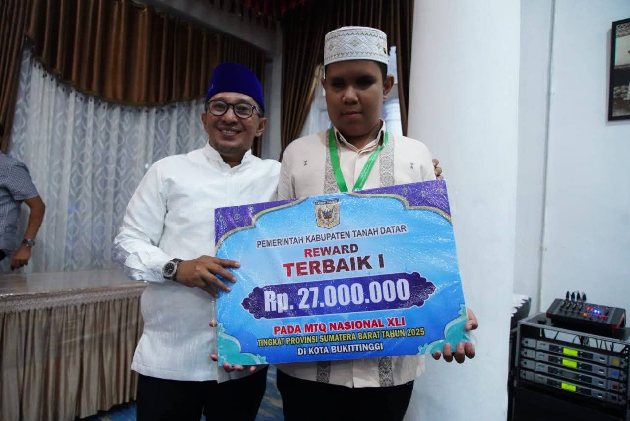 Sambut Kepulangan Kafilah Tanah Datar, Bupati Eka Putra Langsung Serahkan Bonus
