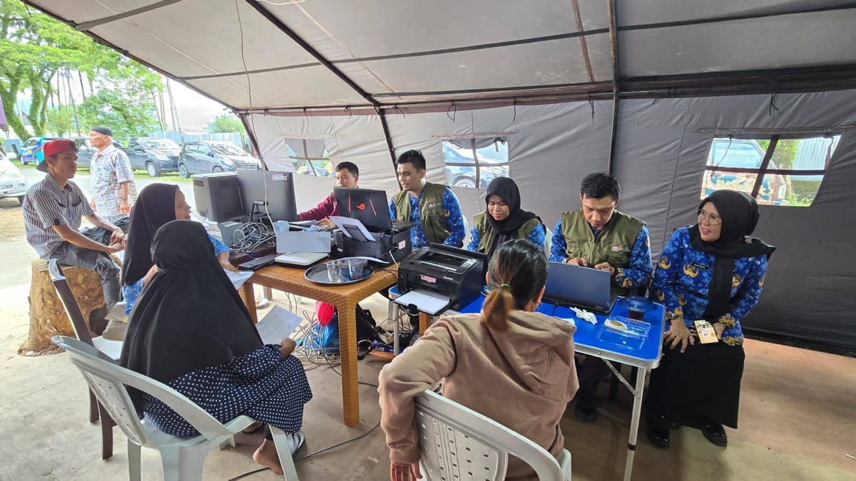 Disdukcapil Padang Berikan Pelayanan Adminduk di Huntara Bagi Pengungsi Korban Banjir