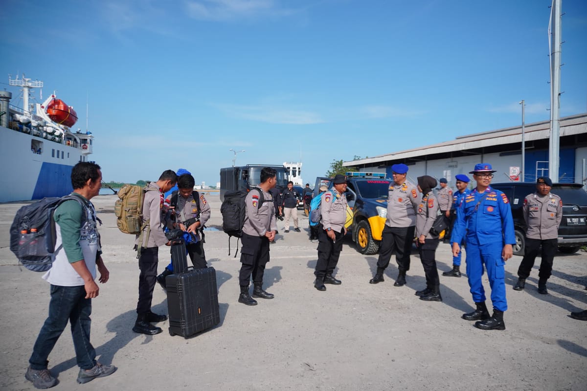 Kapal MV Egon Pengangkut Logistik Penanganan Bencana dari Mabes Polri Tiba di Pelabuhan Krueng Geukueh