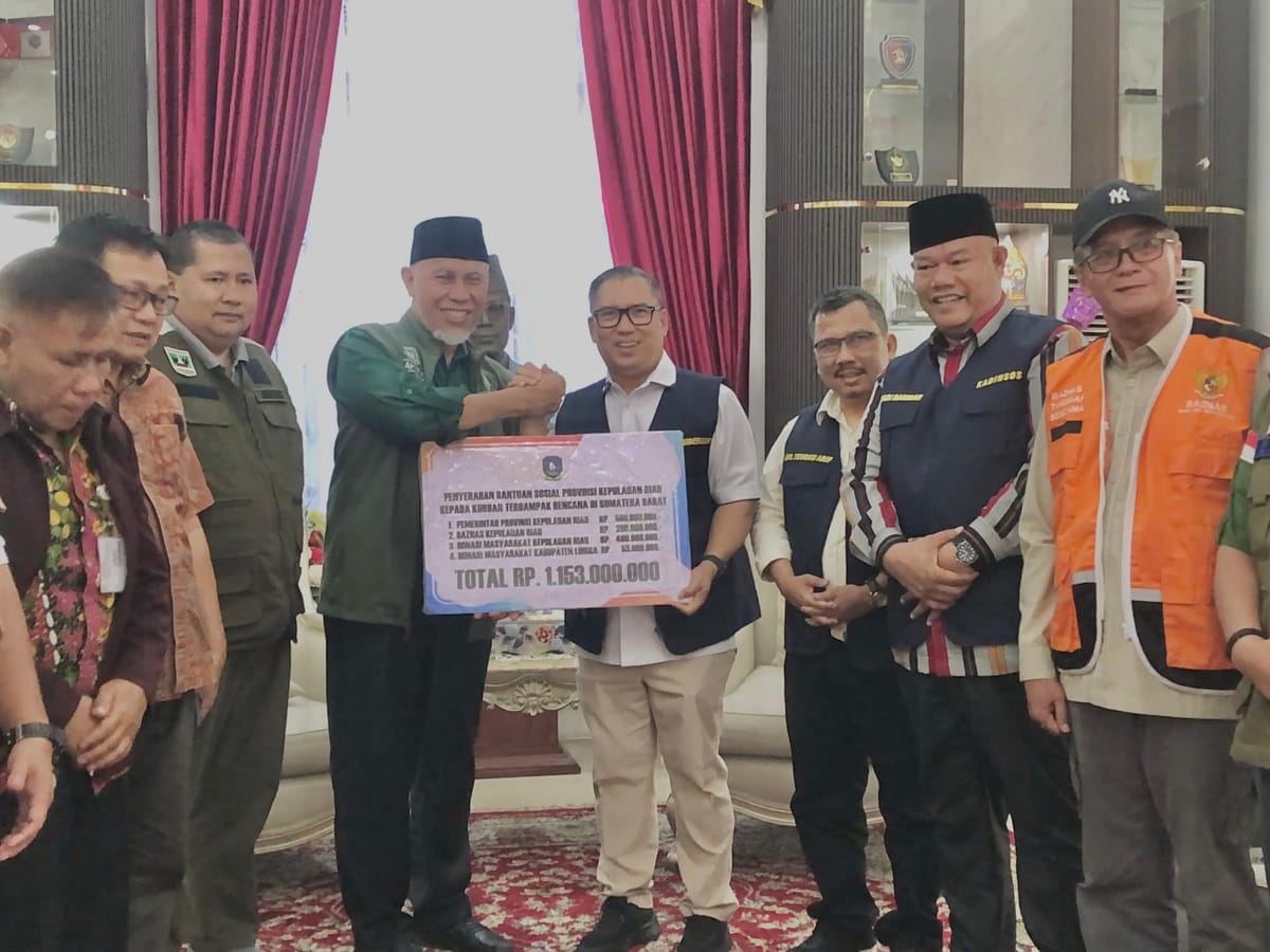 Pemprov Kepri Serahkan Bantuan Rp1,15 Miliar untuk Korban Banjir Bandang Sumbar