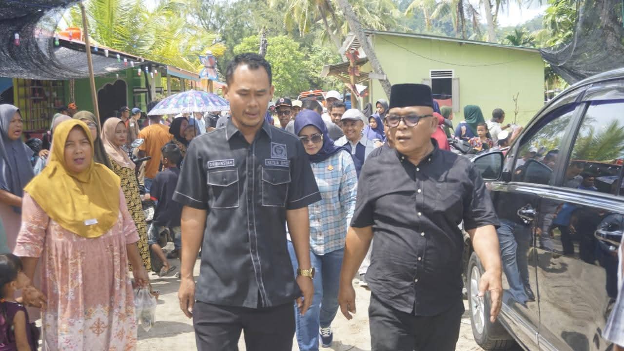 Meski Hari Minggu, Bupati Pasaman Barat Yulianto Tetap Turun Langsung Serahkan Bantuan Bencana