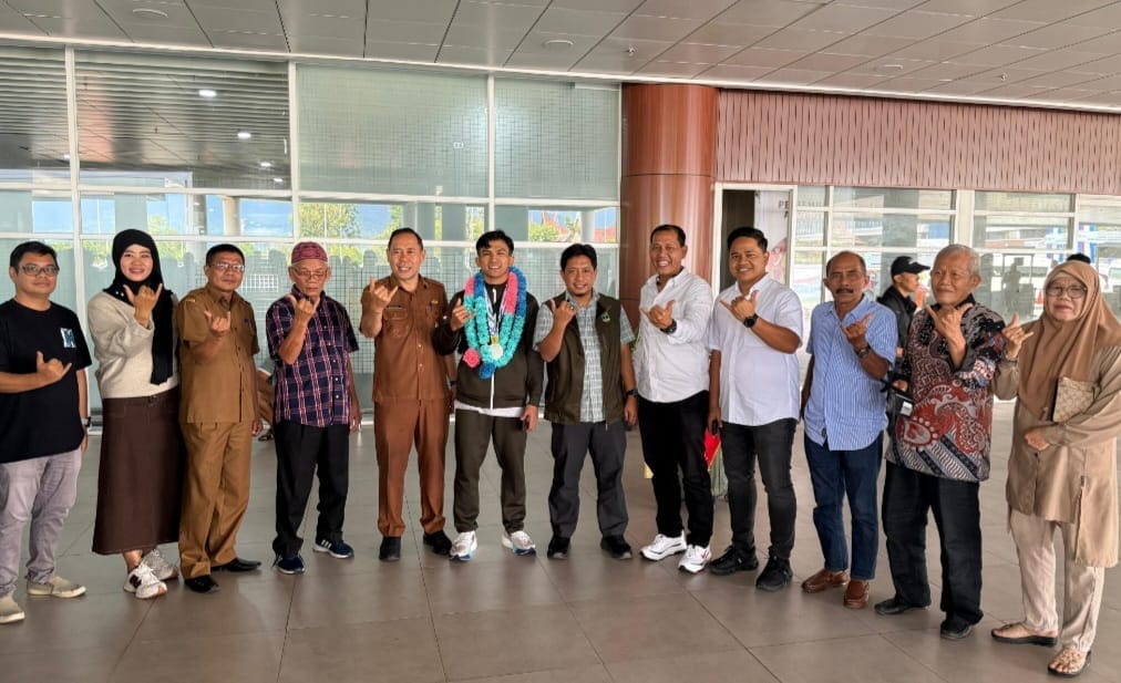 Ketua Umum KONI Sumbar Hamdanus, Sambut Dua Atlet Peraih Medali SEA Games 2025