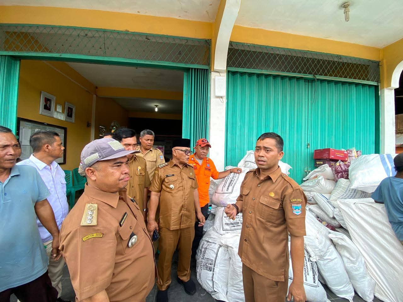 Selain Menyalurkan Bantuan, Bupati Yulianto Pastikan Akses Longsor Transmigrasi Aek Nabirong Dapat Dilewati