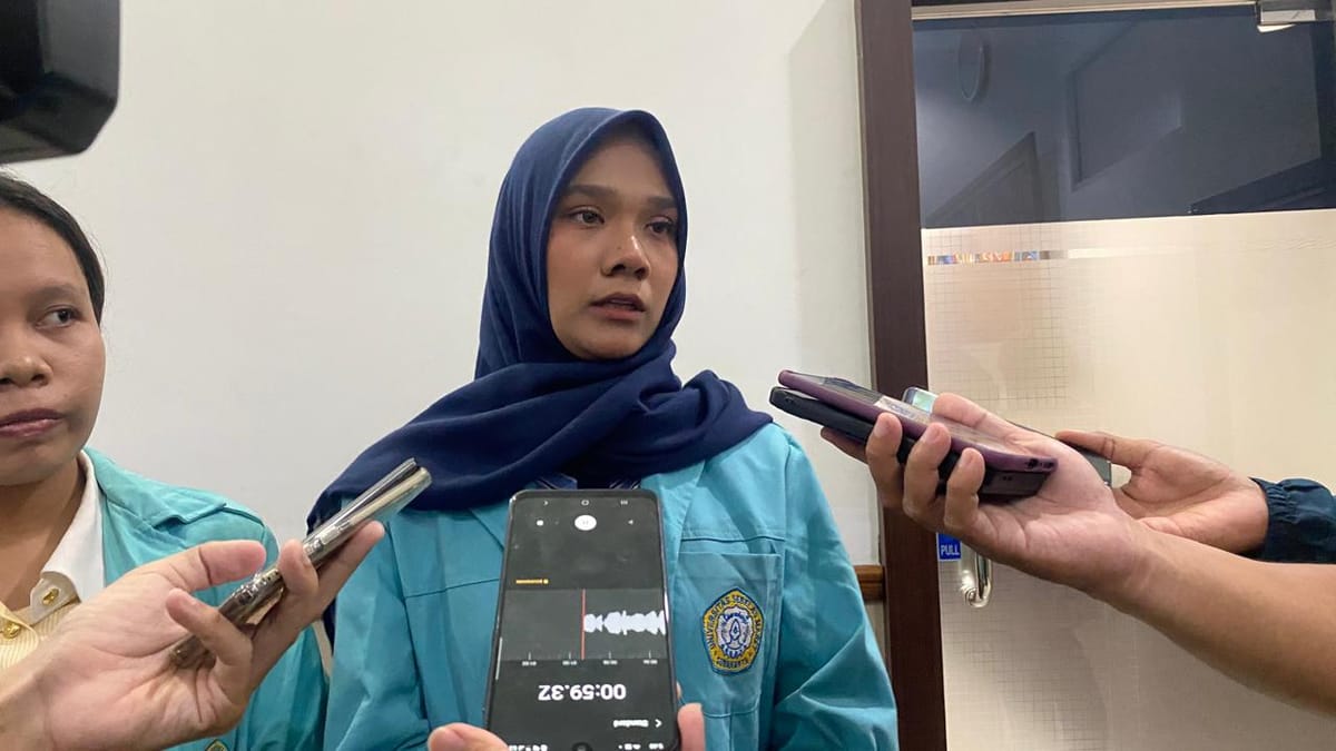 Isak Tangis dan Kisah Pilu Warnai Penyerahan Dana Bantuan Mahasiswa UNS Terdampak Bencana Sumatera