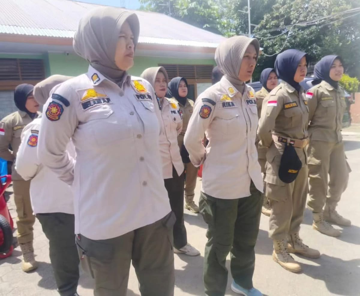Saling Menguatkan Dalam Tugas dan Ibadah, Praja Wanita Pol PP Ambil Alih Tugas Saat Shalat Jum'at