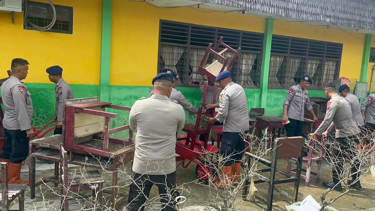 Brimob Polda  Sumut  Bantu Pembersihan Pasca Bencana  Banjir  Di SMPN  1 Tanjung Pura