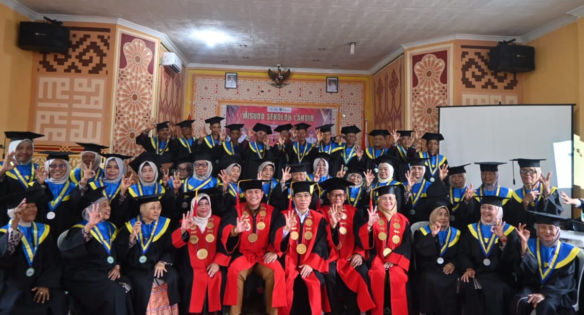 Semangat Belajar Tak Kenal Usia, 36 Siswa Sekolah Lansia Desa Beracah Bengkalis Diwisuda