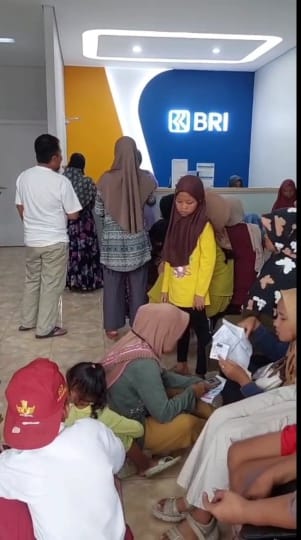 Ratusan Pelajar dan Orang Tua Antre Pencairan PIP Tingkat SD