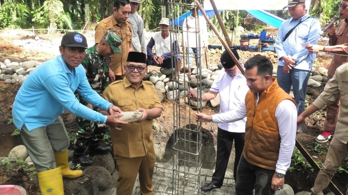 Bupati Pasaman Barat Letakkan Batu Pertama Pembangunan Koperasi Merah Putih di Pujorahayu