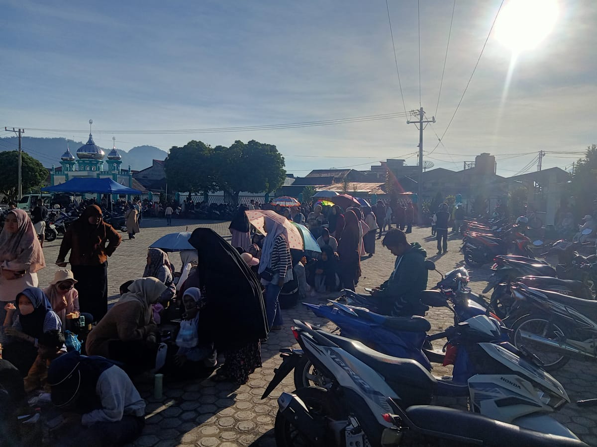 Warga antri gas lpg3kg