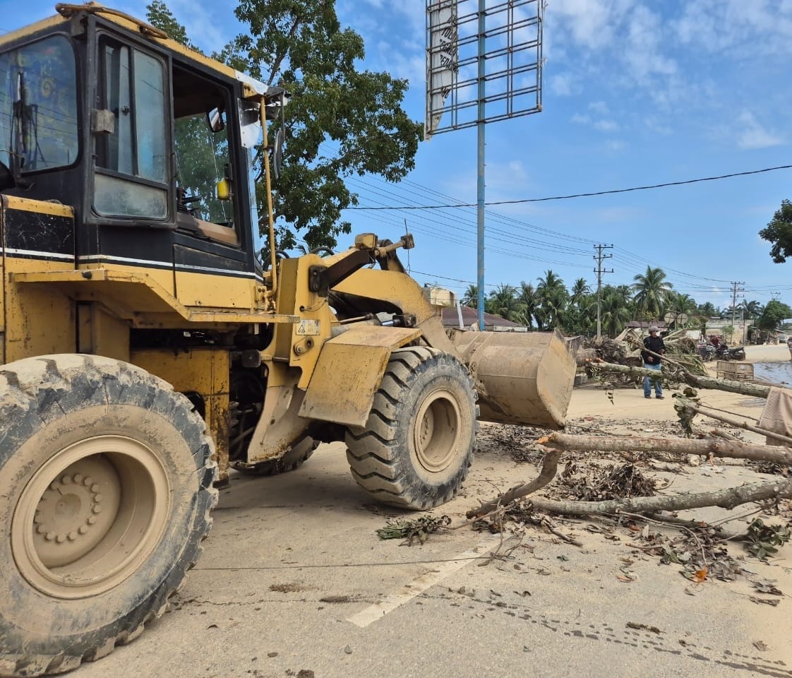 PU Buka Jalan  Aceh Tamiang Kota Kuala Simpang dan Salurkan Sarana Air Bersih