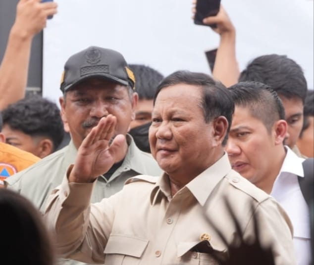 Menteri Dody Dampingi Presiden Prabowo Tinjau Posko Pengungsi Banjir Langkat