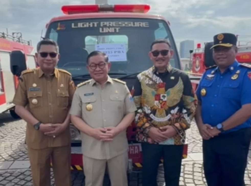Pemprov DKI Jakarta Bantu Satu Unit Mobil Pemadam Kebakaran  Pemkot Ambon
