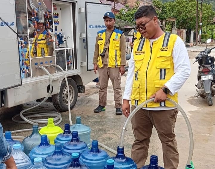 Sukarelawan CPNS  Kementerian PU Bantu Sediakan Sarana Air Bersih Untuk Masyarakat Padang