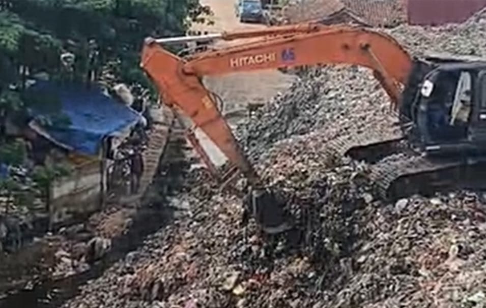 Longsor di TPA Burangkeng, Akses Jalan dan Layanan Sampah Terganggu