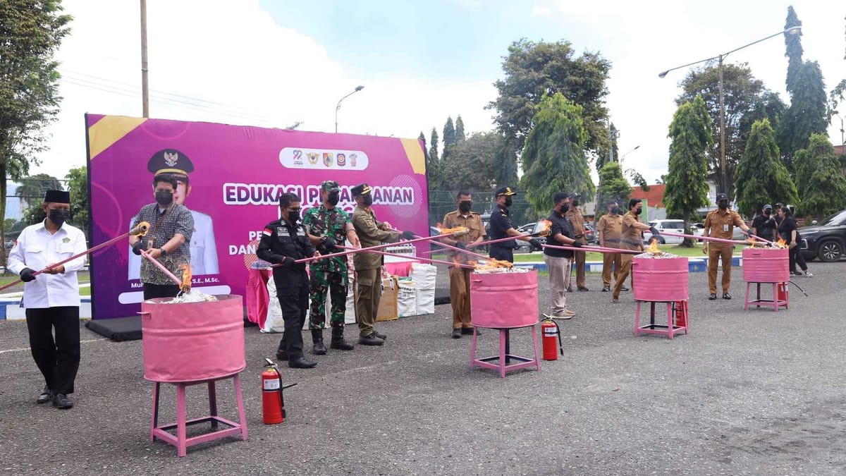 Bea Cukai dan Pemkab Jember Musnahkan Rokok dan Minuman Beralkohol Ilegal