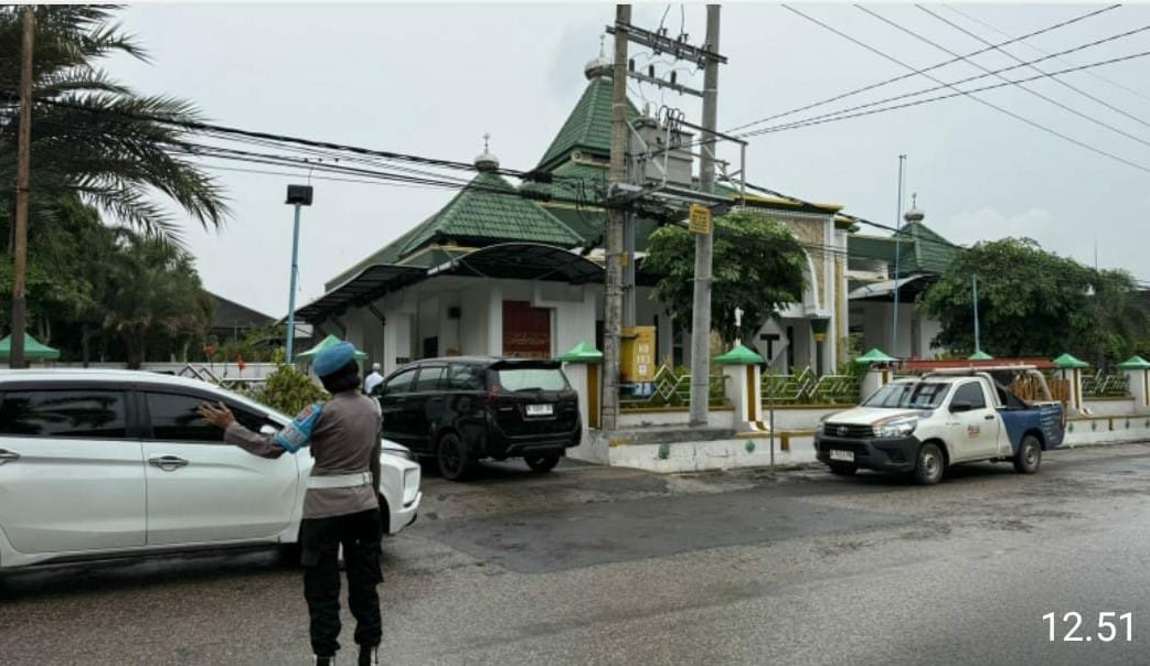 Polwan Polres Sumenep Amankan dan Atur Lalin Sholat Jum'at