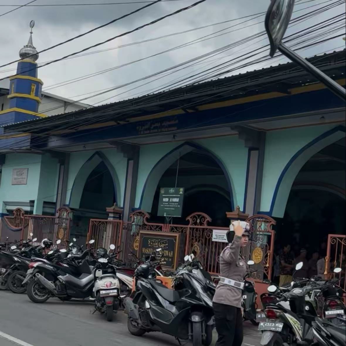 Polwan Polres Sumenep PAM dan Gatur Lalin Jumat