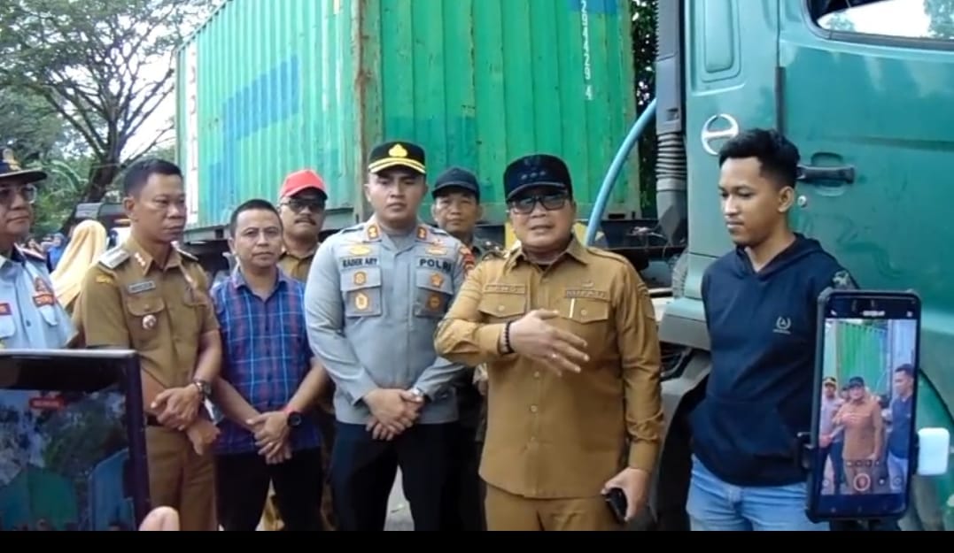 Bupati Sujiwo Larang Parkir Truk Berat di Sekitar Tugu Ali Anyang