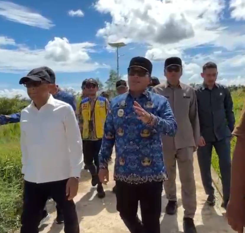 Bupati Sujiwo Pastikan Jembatan Gantung Kubu Difungsikan Penuh Tahun Depan