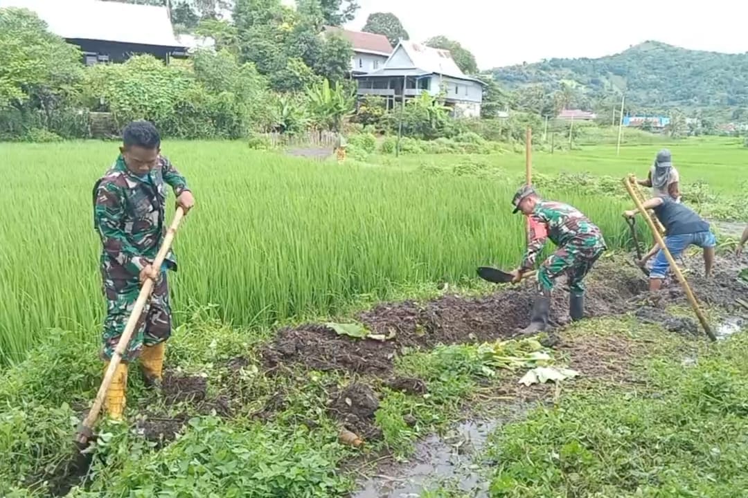 Dukung Musim Tanam, Sinergi Babinsa Koramil 1425-02 Bangkala dan Petani Normalisasi Irigasi