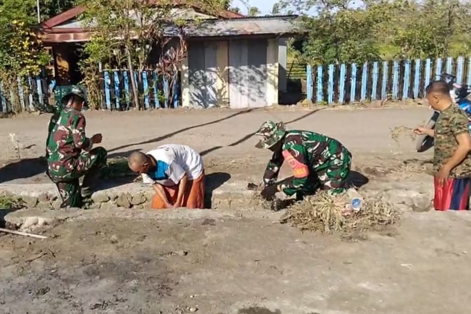 Babinsa Koramil 1425-02  Bangkala Bersama Warga Bersihkan Saluran Air di Bonto Tala