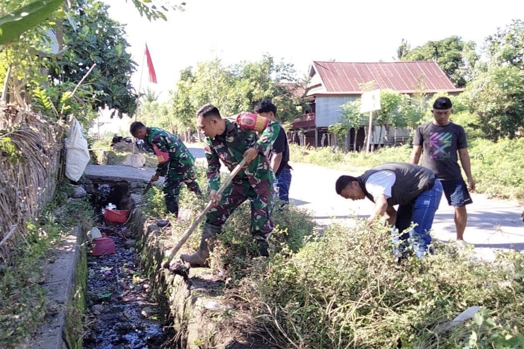 Gerak Bersama Babinsa Koramil 1425-01/Binamu dan Warga, Aksi Nyata Jaga Lingkungan dari Ancaman Genangan