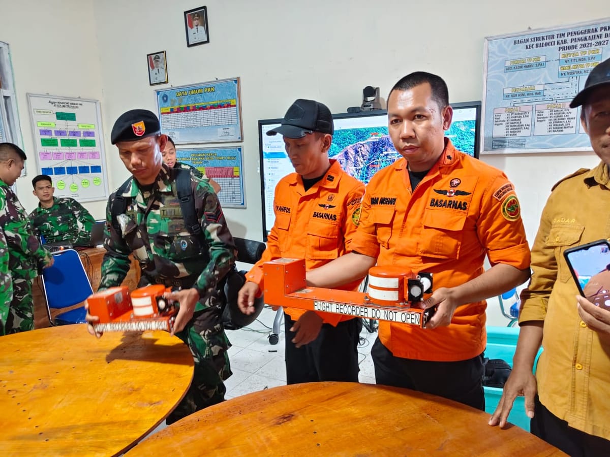 Hari Ke 5 Operasi,Tim SAR Gabungan temukan Black Box Pesawat ATR 42-500  yang jatuh di Gunung Bulusaraung Pangkep