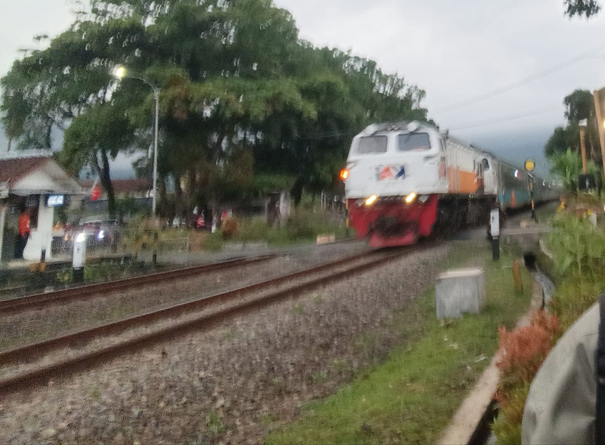 Luapan Air di Petak Jalan Kaliwungu–Kalibodri, Jalur Hulu dan Hilir Sementara Tidak Dapat Dilalui KA