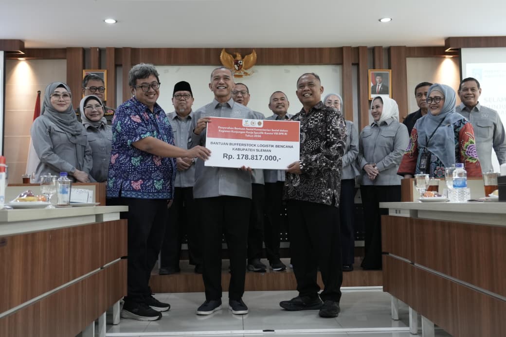 Komisi VIII DPR RI Serahkan Bantuan Kesiapsiagaan Bencana di Sleman