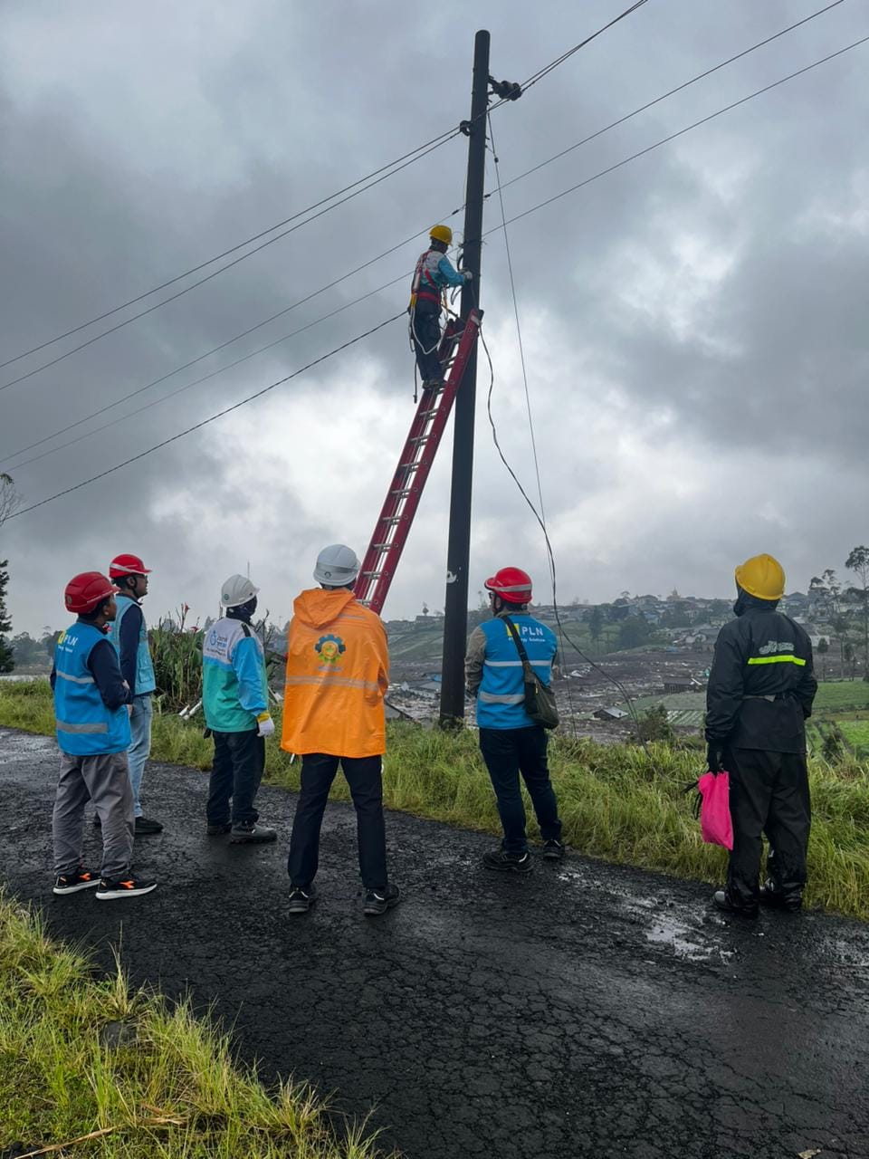 Di Tengah Banjir dan Longsor, PLN Berjuang Menyalakan Kembali Purbalingga