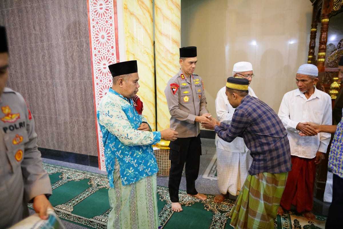 Kapolda Maluku Sholat Subuh Berjamaah di Dusun Hulung, Ajak Masyarakat Perkuat Iman dan Bersama Jaga Kamtibmas