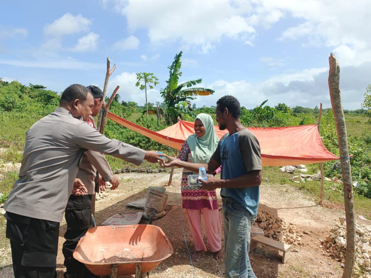 Jumat Berkah Bagikan Kotak Makanan untuk Pekerja Batu