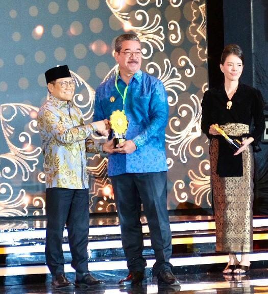 Gubernur Maluku Hendrik Lewerissa menerima  Penghargaan Universal Health Coverage (UHC)