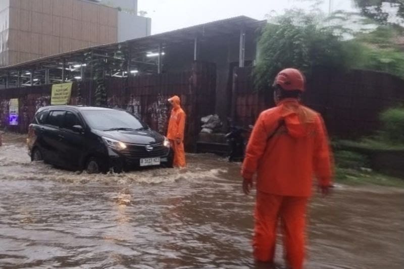 Banjir Rendam 6 RT dan 4 Ruas Jalan di Jakarta, BPBD DKI Targetkan Genangan Surut Dalam Waktu Cepat