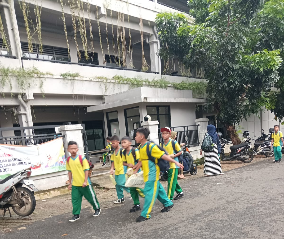Ratusan Siswa SD di Jakarta Kecewa, Hujan Bawa Sendok dan Garpu ke Sekolah Tak Dapat MBG