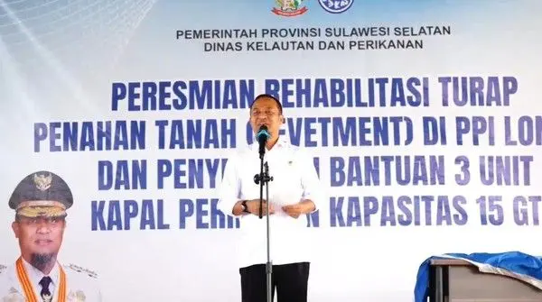 Resmikan Rehabilitasi PPI Lonrae Bone, Gubernur Sulsel Serahkan Dua Kapal 15 GT