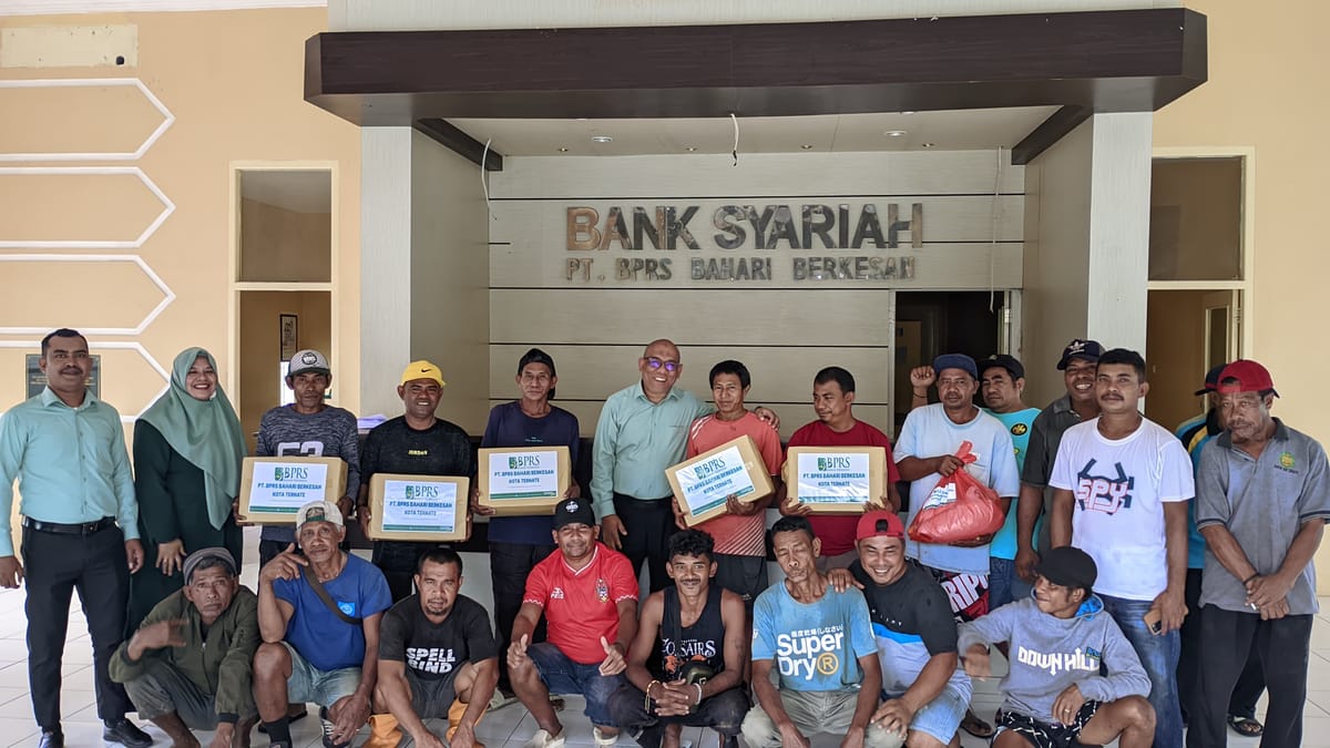 Bantuan Sembako Untuk Petugas Kebersihan Dari BPRS Bahari Berkesan Ternate