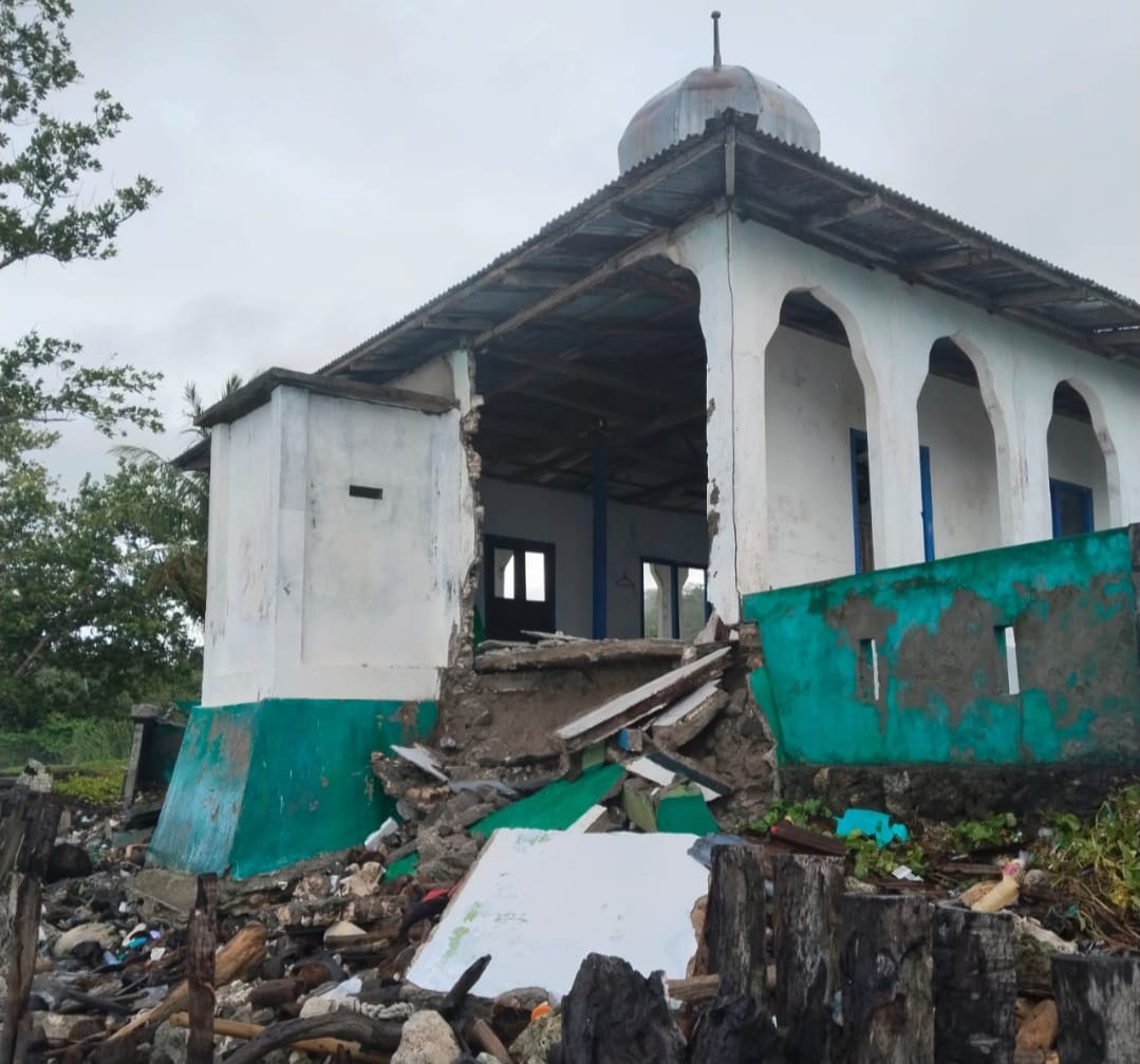 Dihantam Ombak Akibat Gelombang Tinggi dan Angin Kencang, Masjid Baiturrahman Oba Selatan Tidore Rusak Berat