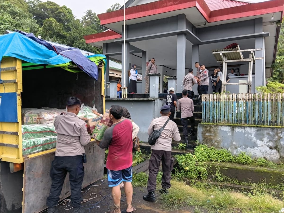 Polri Bergerak Cepat Lakukan Penyelamatan dan Pemenuhan Kebutuhan Pengungsi di Tiga Kabupaten Terdampak Hidrometeorologi
