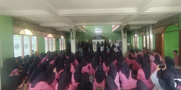 Alumni Tak Sekadar Bernostalgia: Relawan UIN SGD Bandung Sosialisasikan Dunia Kampus