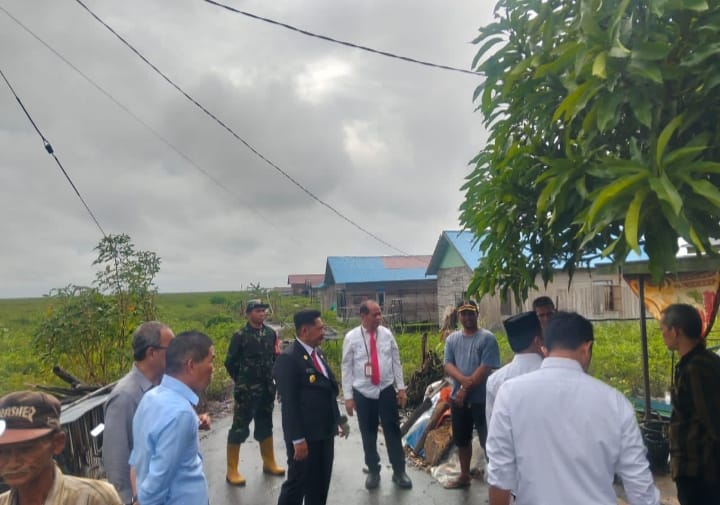 Babinsa Koramil 1002-08/Labuan Amas Utara Dampingi Bupati HST Tinjau Lokasi Banjir