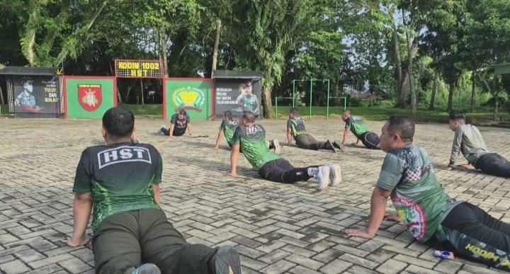 Dandim 1002/HST Pimpin Langsung Olahraga Rutin Anggota Makodim