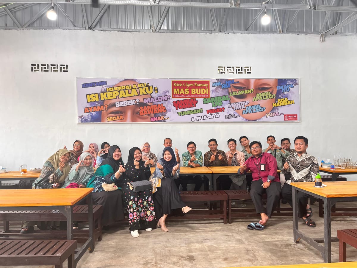 Rektor UNUKASE Terima Kejutan di Hari Ulang Tahun ke 62