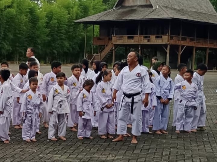 Serma Abdul Hamid Dampingi Karateka HST pada Gashuku dan Ujian Kenaikan Tingkat