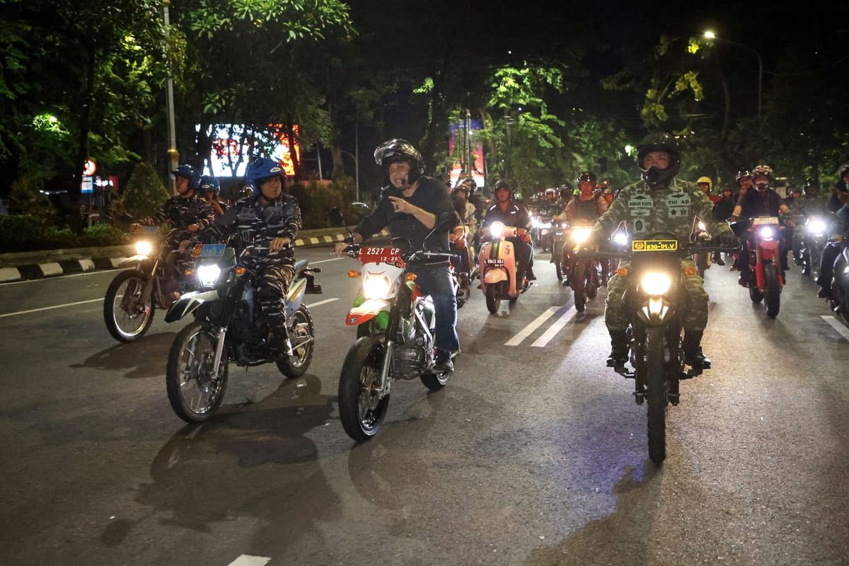 Menembus Malam Dengan Motor, Eri Cahyadi Pastikan Warga Surabaya Menyambut 2026 Dengan Aman dan Tenang.