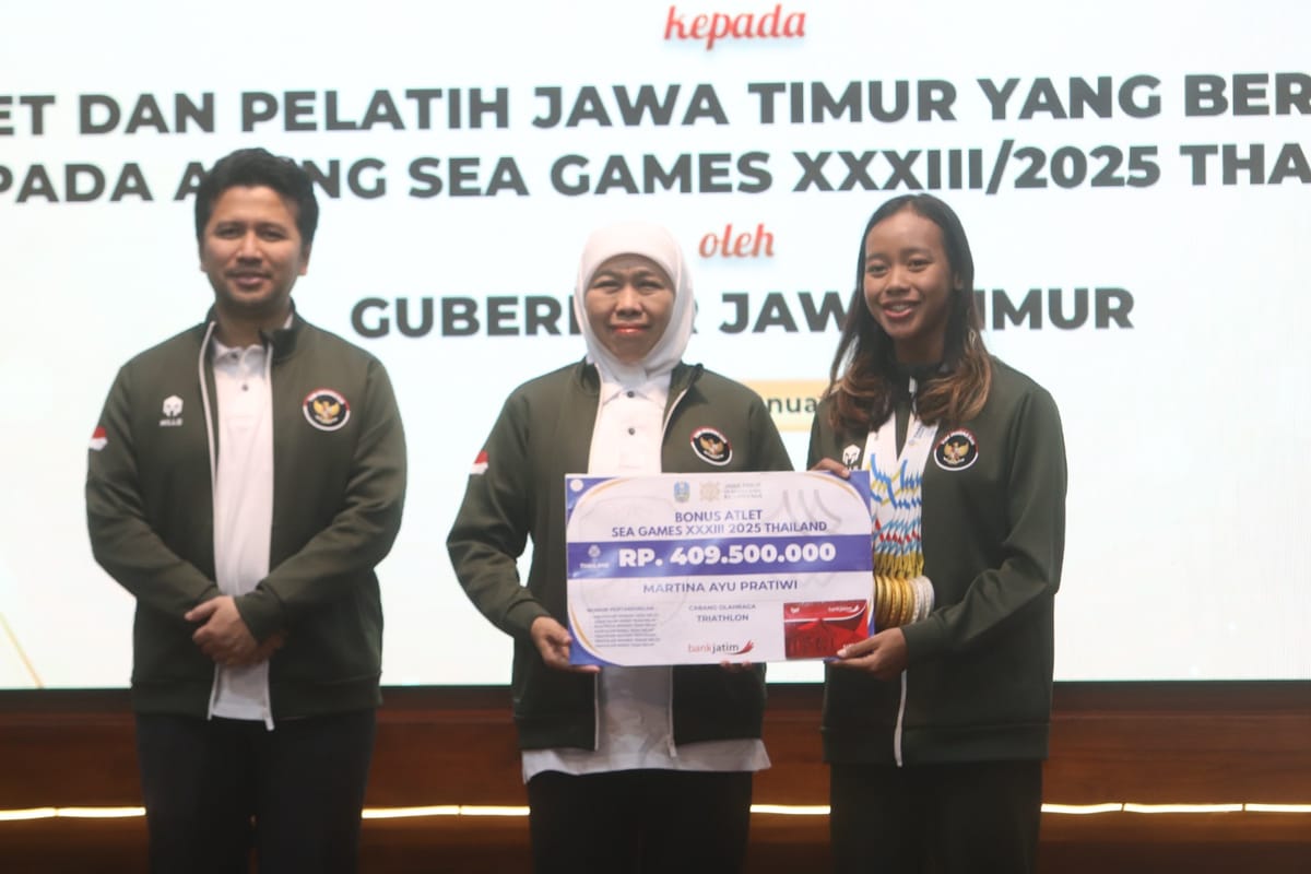 Gubernur Jatim Serahkan  Bonus Atlet dan Pelatih Peraih Medali Sea Games 2025