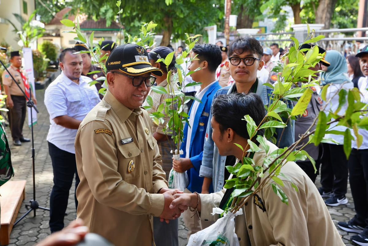 Pemkab Banyuwangi dan Perhutani Bagikan Ribuan Bibit Pohon Gratis ke Warga