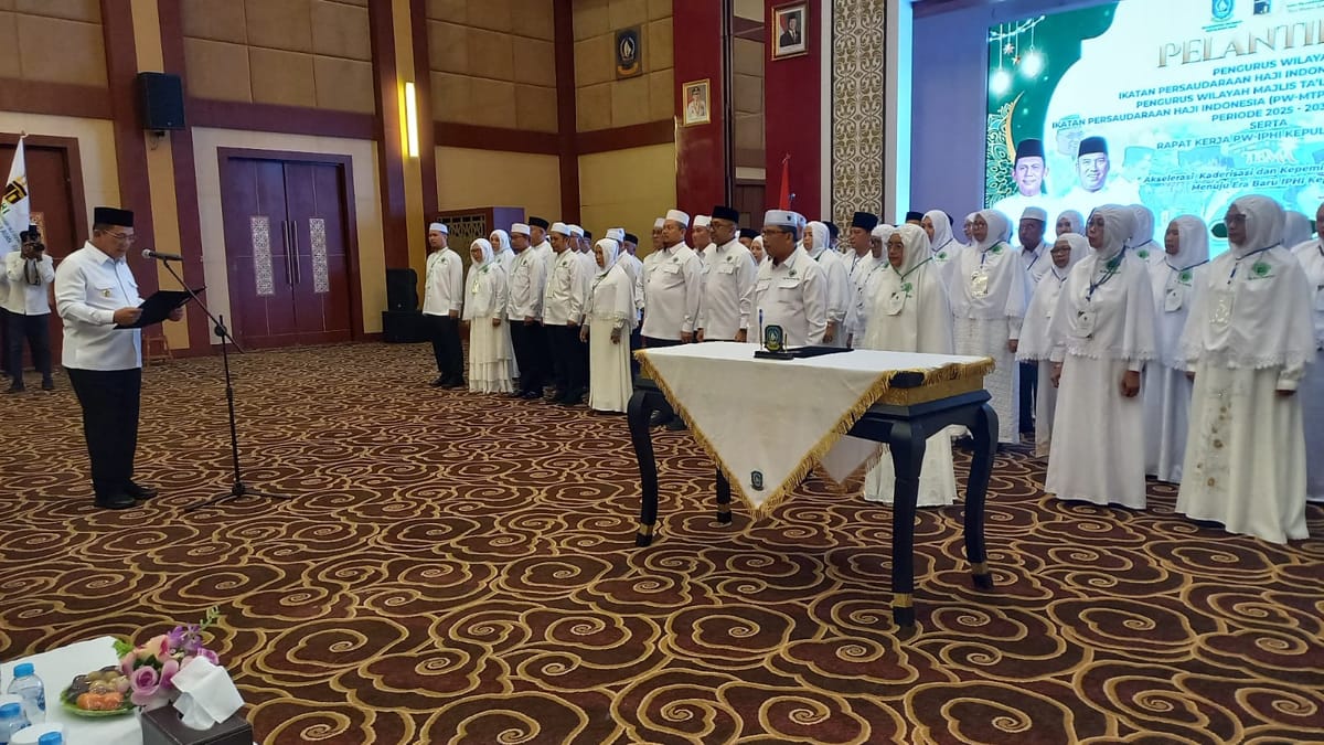 Gubernur Kepri Ansar Ahmad Lantik Pengurus IPHI dan Pengurus Wilayah Majelis Taklim Perempuan IPHI Kepri Periode 2025-2030