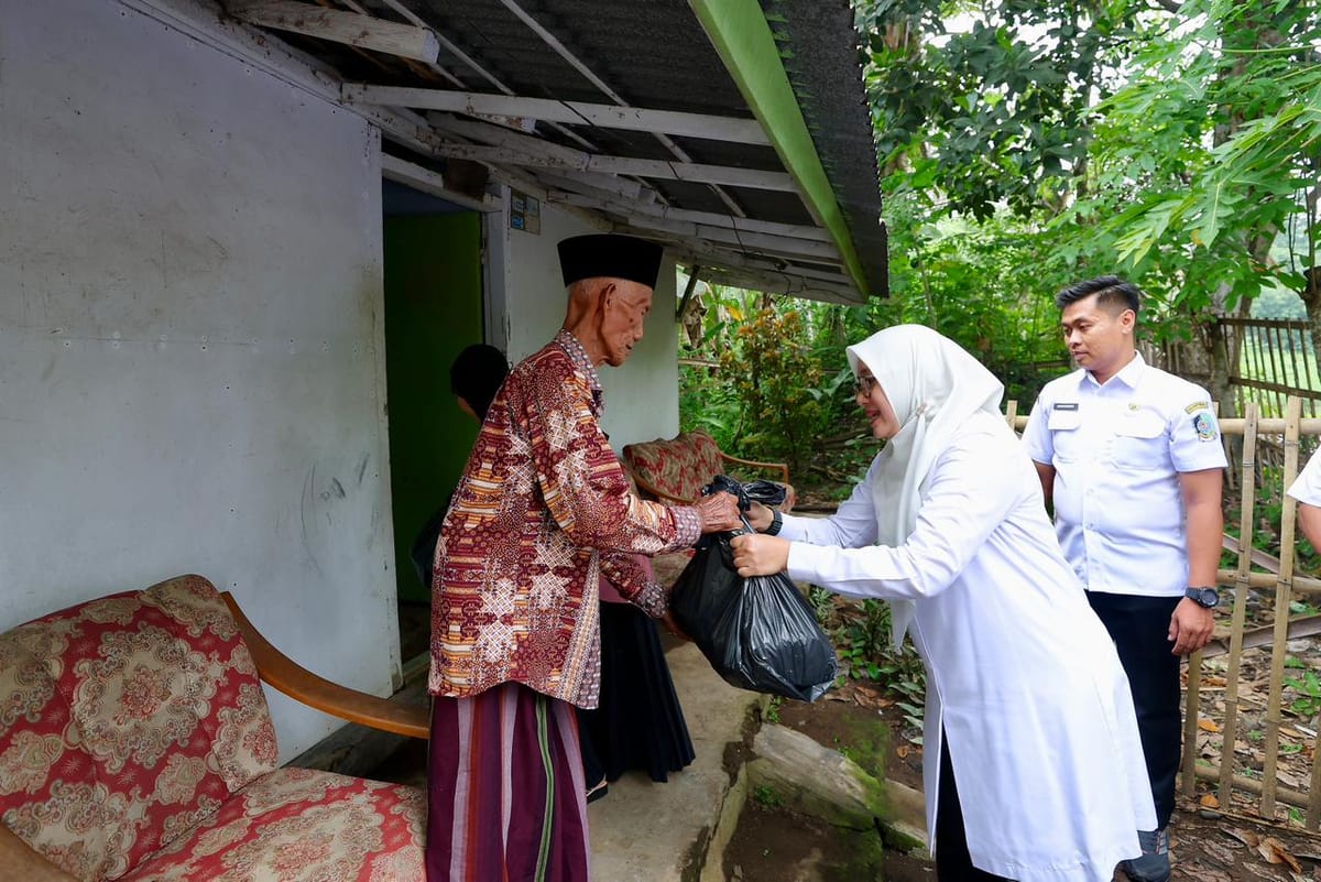 Bupati Banyuwangi Gerakkan ASN Salurkan Puluhan Ribu Paket Sembako